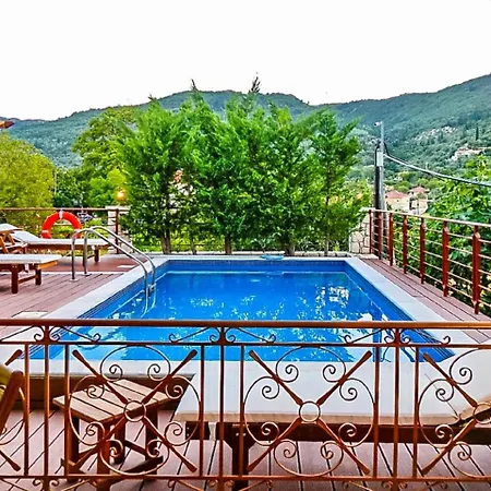 Eclectic With Pool And Stunning Views וילה